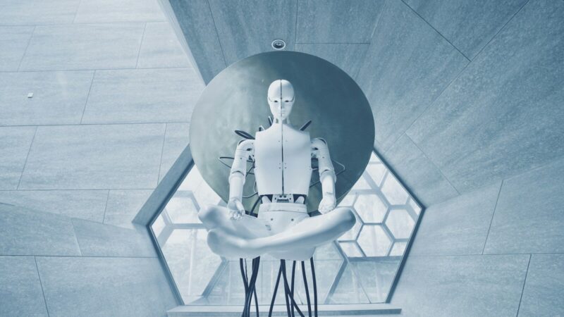 Robot humanoide de tamaño similar al de una persona durante una demostración tecnológica