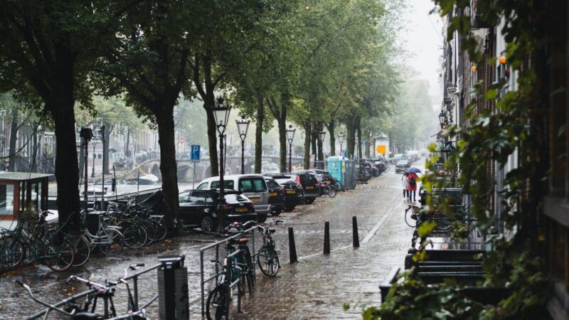 Calle de un barrio urbano durante una jornada de lluvia y vigilancia preventiva