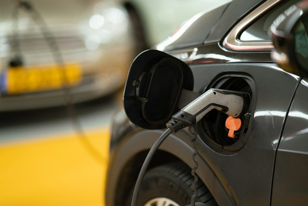 SUV eléctrico conectado a una estación de carga en un entorno urbano