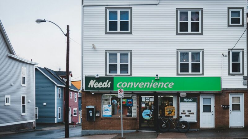 Interior de una tienda de proximidad con servicios financieros para clientes