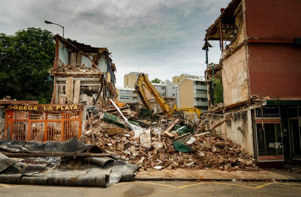 Documentos de seguros y evaluación de daños asociados a una emergencia natural