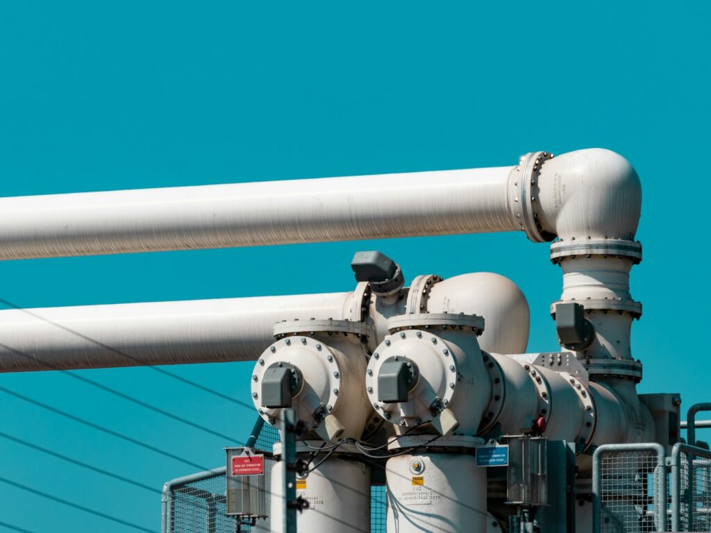 Tuberías e infraestructura industrial asociadas al transporte y suministro de gas natural
