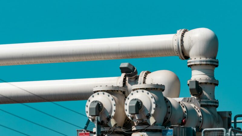 Tuberías e infraestructura industrial asociadas al transporte y suministro de gas natural