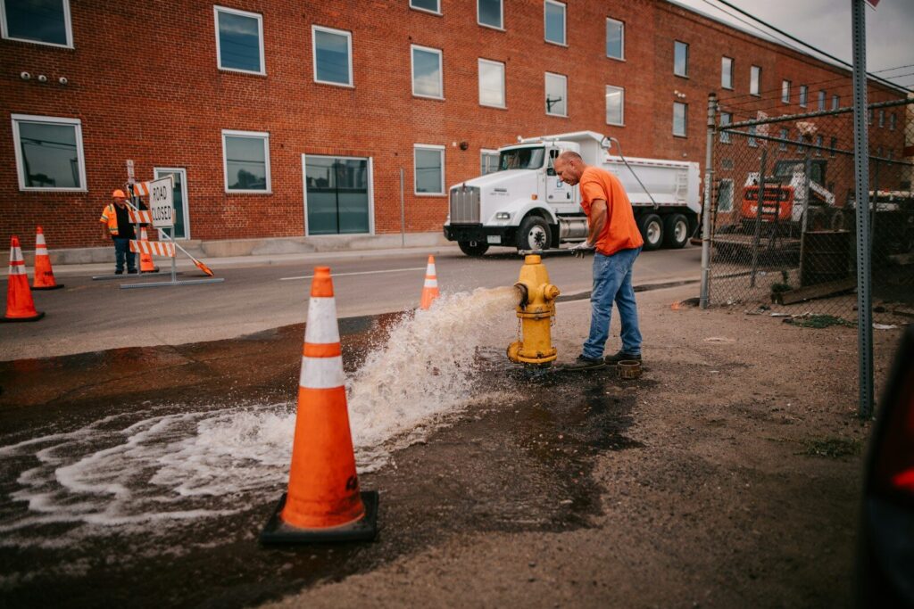 Trabajadores realizan labores de mantenimiento en una red de suministro de agua urbana