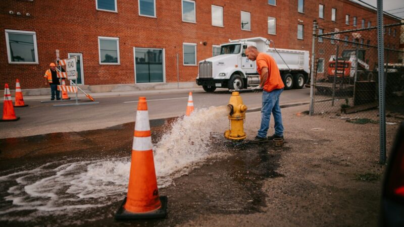 Trabajadores realizan labores de mantenimiento en una red de suministro de agua urbana