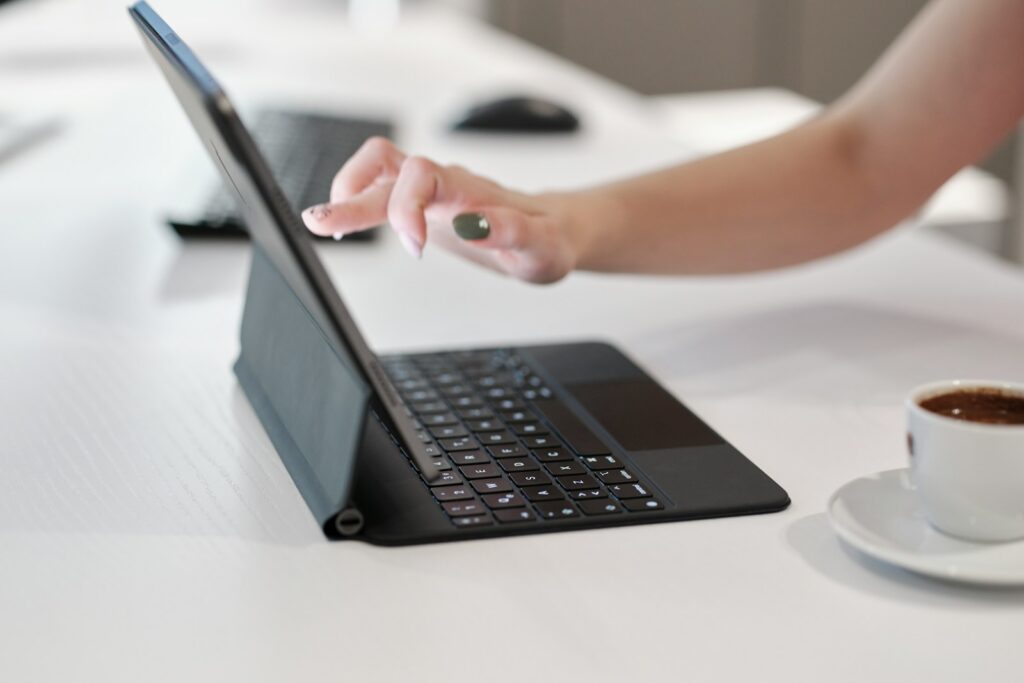 Tablet premium con teclado y lápiz digital sobre un escritorio de trabajo