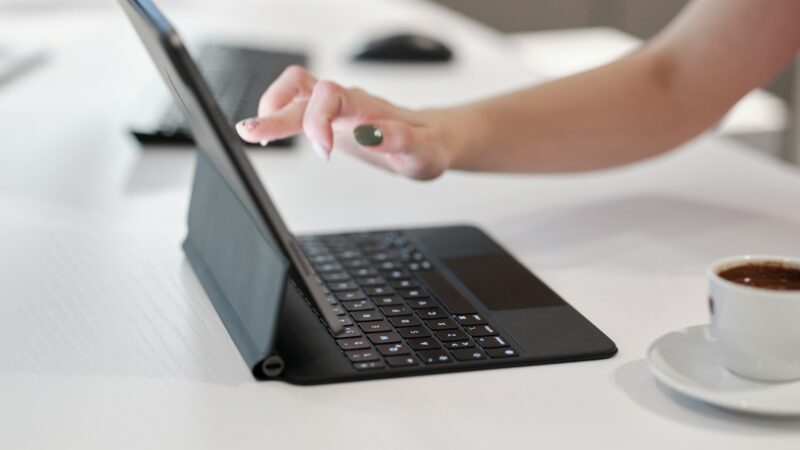 Tablet premium con teclado y lápiz digital sobre un escritorio de trabajo