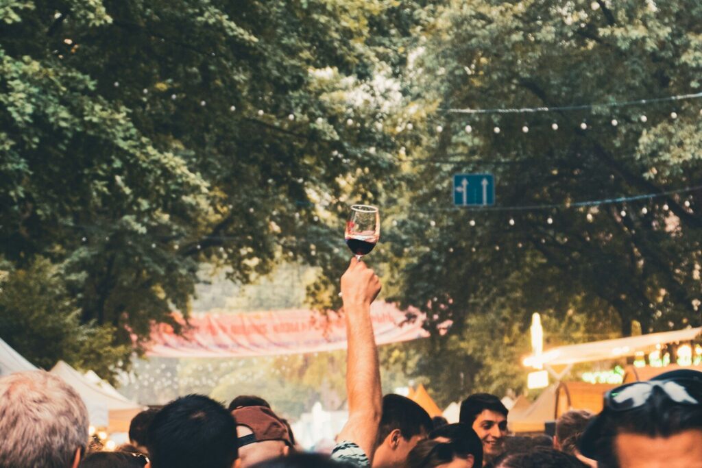 Experiencia gastronómica con bebidas y degustaciones en un festival en Bogotá