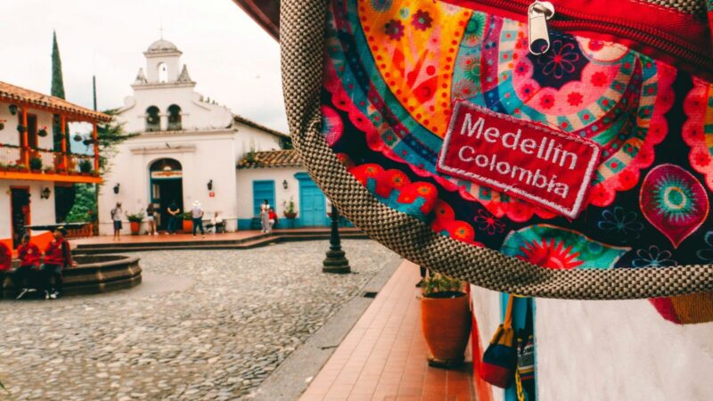 Referencia visual a la tradición vallenata y al Festival de la Leyenda Vallenata en Colombia