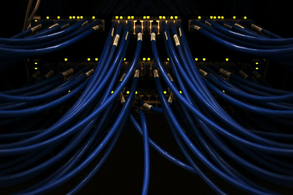 Servidores y cables de fibra óptica en una instalación de infraestructura digital