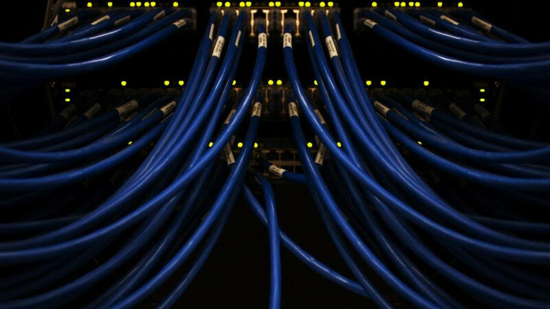 Servidores y cables de fibra óptica en una instalación de infraestructura digital