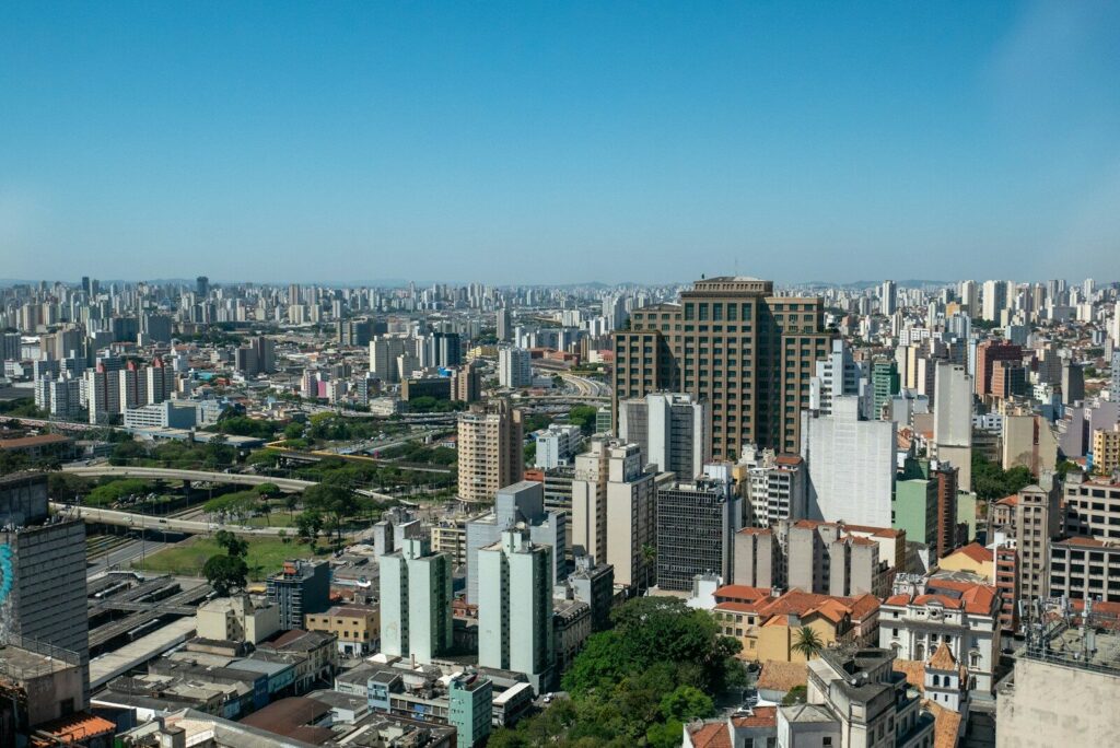 Personas trabajando en un entorno de oficinas como representación del crecimiento del empleo formal en Brasil