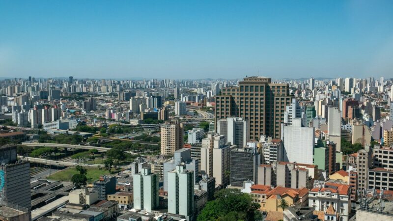 Personas trabajando en un entorno de oficinas como representación del crecimiento del empleo formal en Brasil