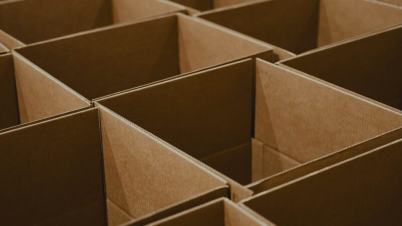 Línea de producción industrial dedicada a la fabricación de empaques de cartón