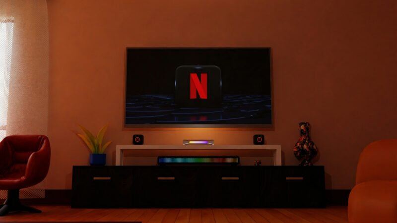 Televisor mostrando una plataforma de streaming con opciones de series y entretenimiento