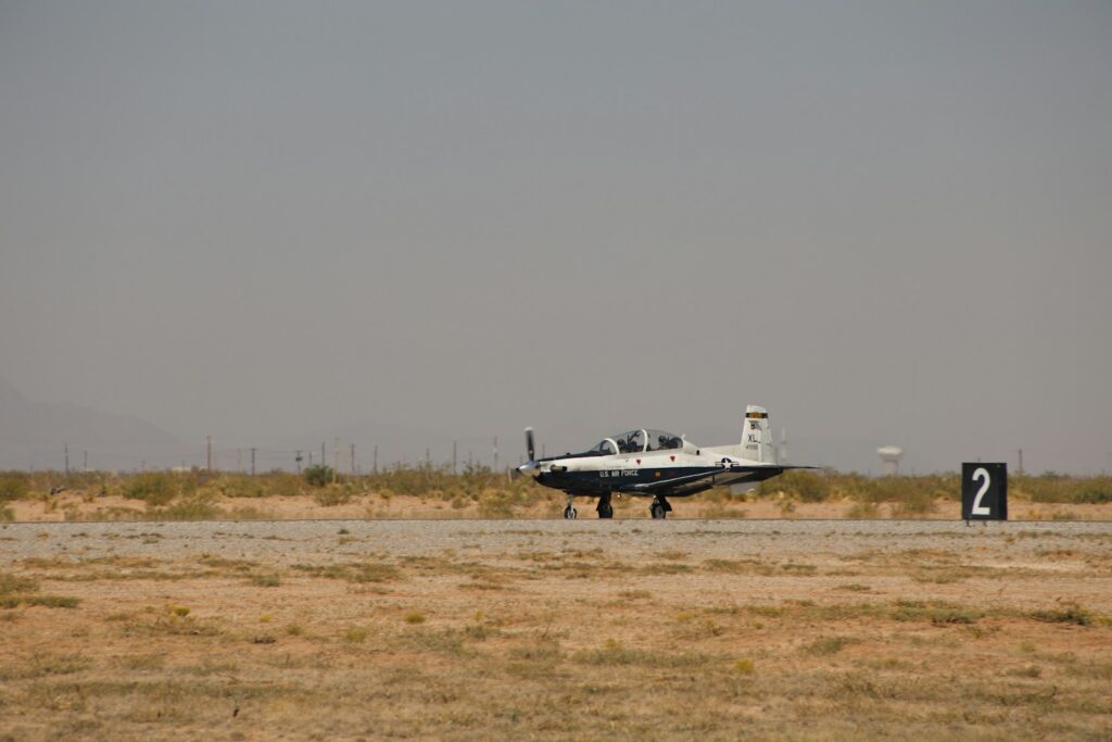 Aeronave utilizada en el entrenamiento de pilotos militares en una pista de vuelo