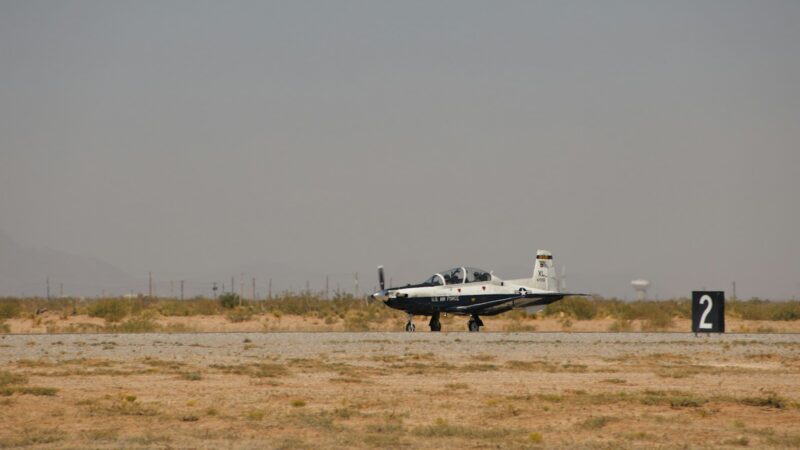Aeronave utilizada en el entrenamiento de pilotos militares en una pista de vuelo
