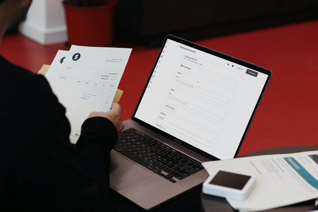 Persona revisando documentos de facturación electrónica en un computador