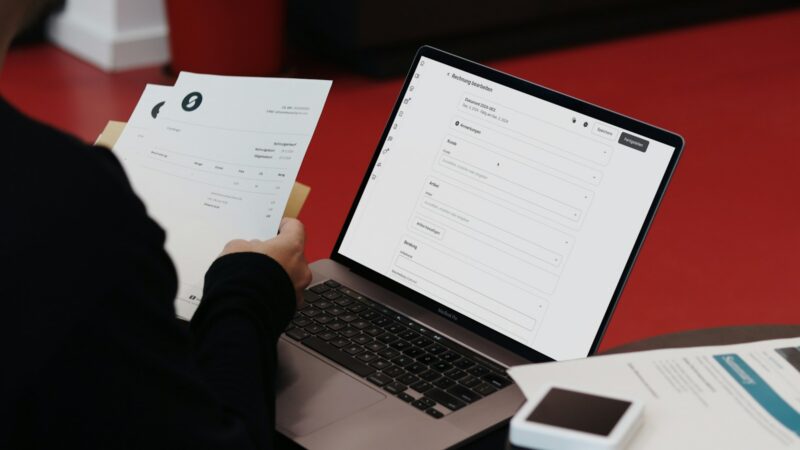 Persona revisando documentos de facturación electrónica en un computador