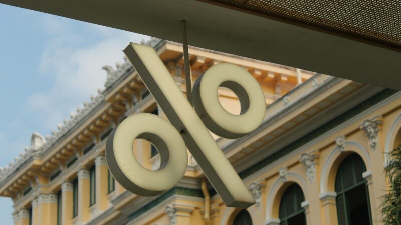 Documentos financieros y calculadora asociados con decisiones de política monetaria