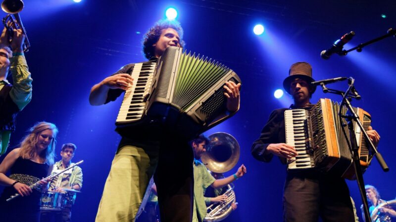 Agrupación vallenata con acordeón durante una presentación musical