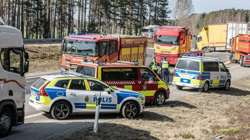 Vehículo de carga detenido en una carretera durante la atención de una emergencia vial