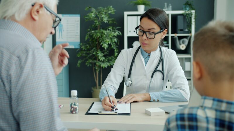 Profesionales revisan documentos en una oficina del sector asegurador