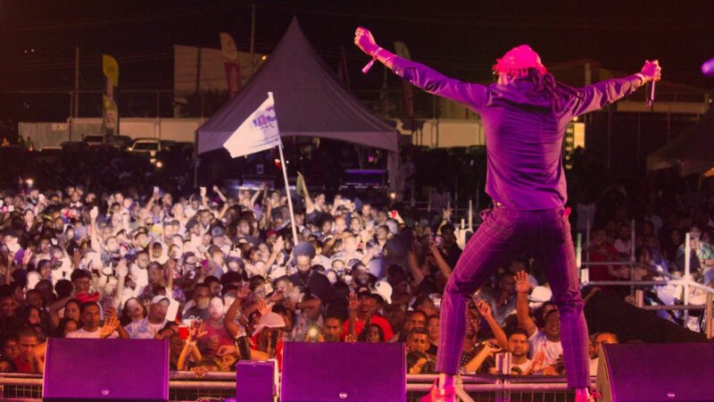 Mighty Sparrow, cantante y compositor de calipso, durante una presentación musical