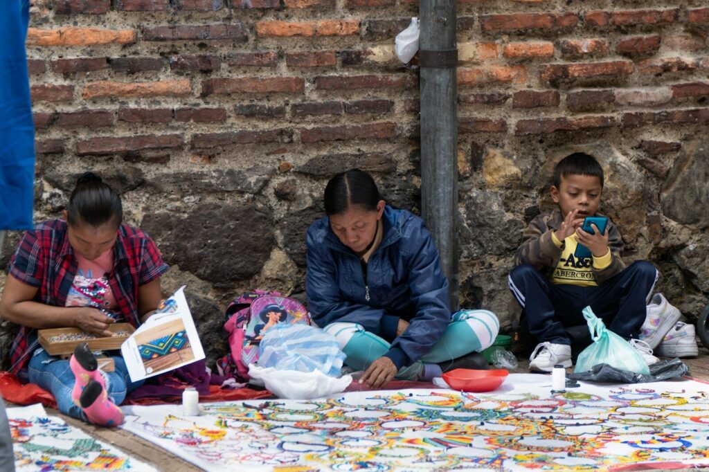 Familias desplazadas en una comunidad rural afectada por la violencia