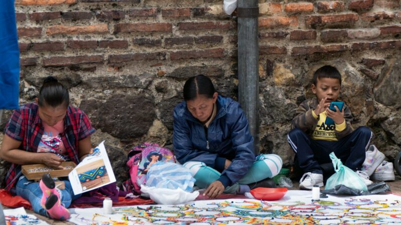 Familias desplazadas en una comunidad rural afectada por la violencia