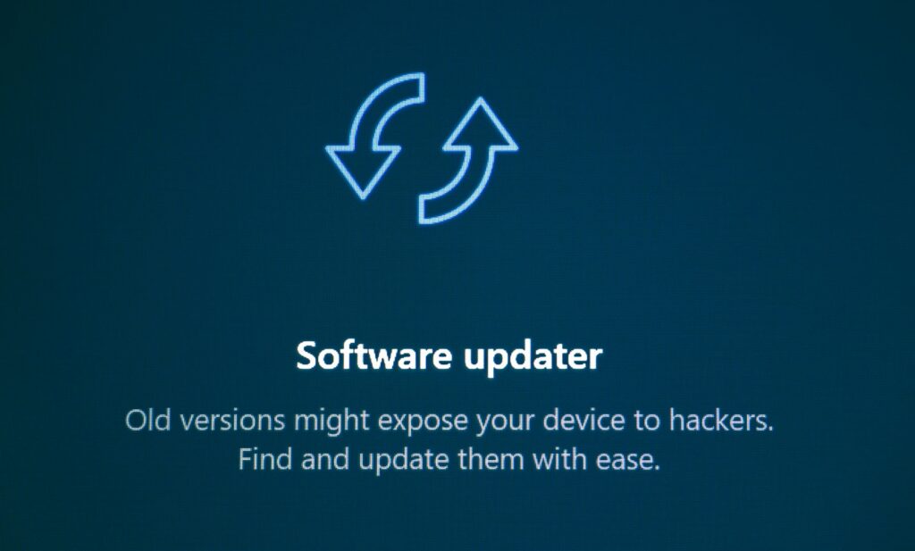 Computador mostrando una pantalla relacionada con la actualización de un sistema operativo