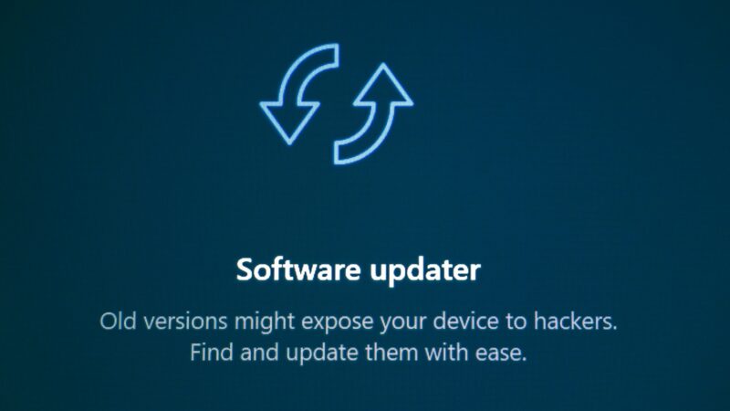 Computador mostrando una pantalla relacionada con la actualización de un sistema operativo