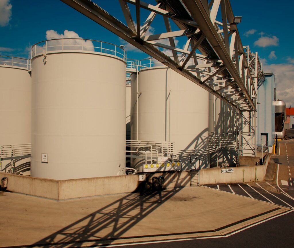 Instalaciones de una refinería de petróleo y almacenamiento de combustibles