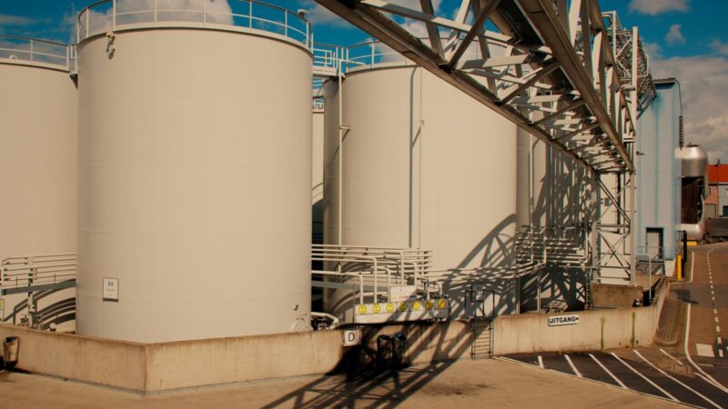Instalaciones de una refinería de petróleo y almacenamiento de combustibles