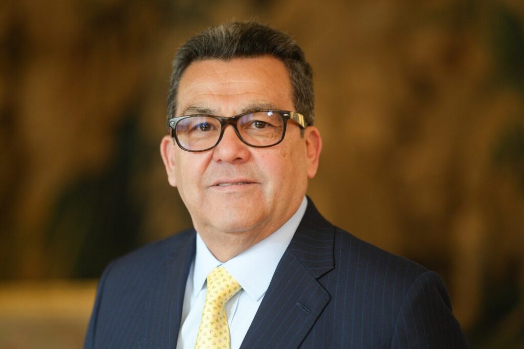 Persona adulta mayor recibiendo dinero, en referencia al pago de las mesadas pensionales de Colpensiones