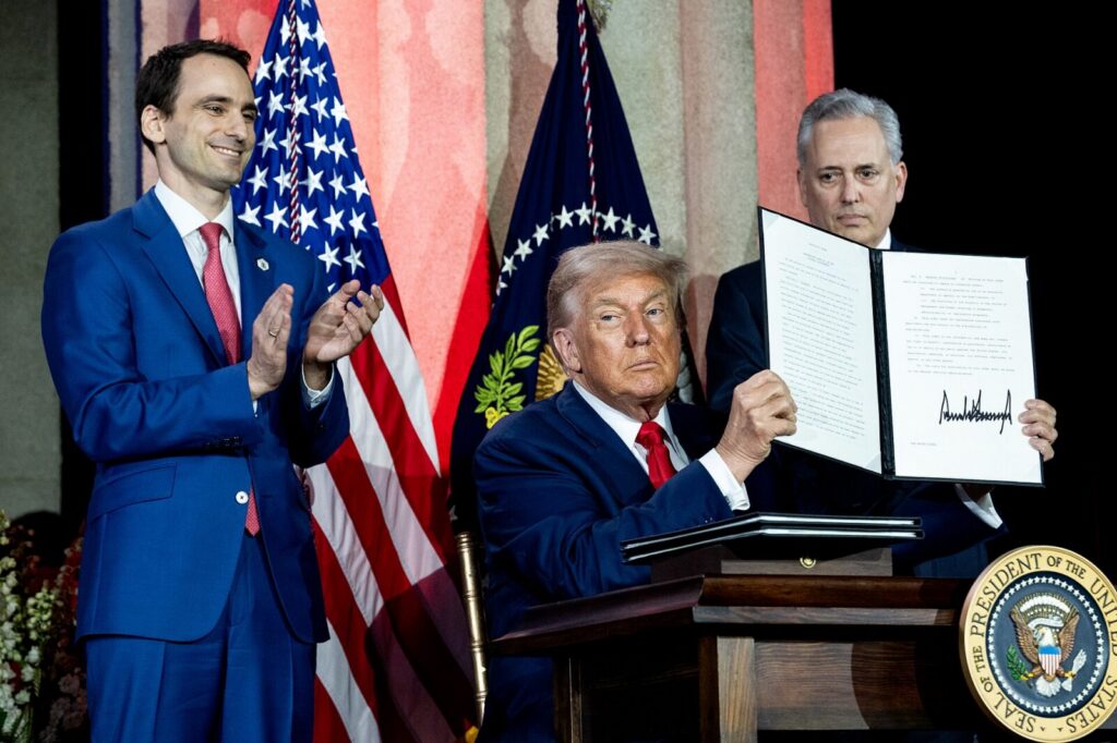 Donald Trump junto a ejecutivos tecnológicos durante una reunión sobre inteligencia artificial en la Casa Blanca