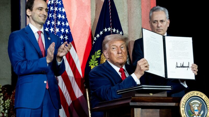 Donald Trump junto a ejecutivos tecnológicos durante una reunión sobre inteligencia artificial en la Casa Blanca