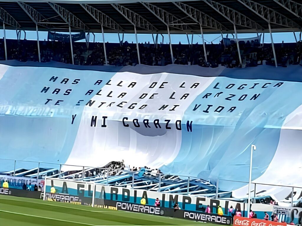 Partido de fútbol en un estadio durante la crisis deportiva de Racing Club