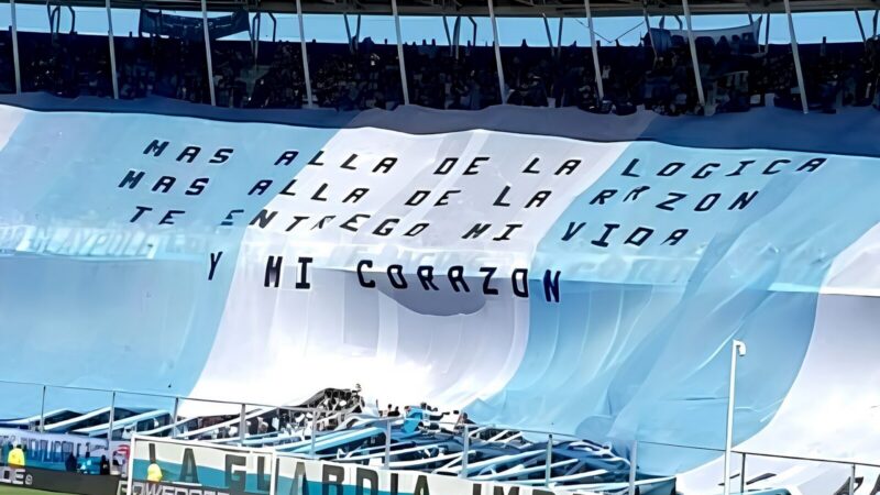 Partido de fútbol en un estadio durante la crisis deportiva de Racing Club