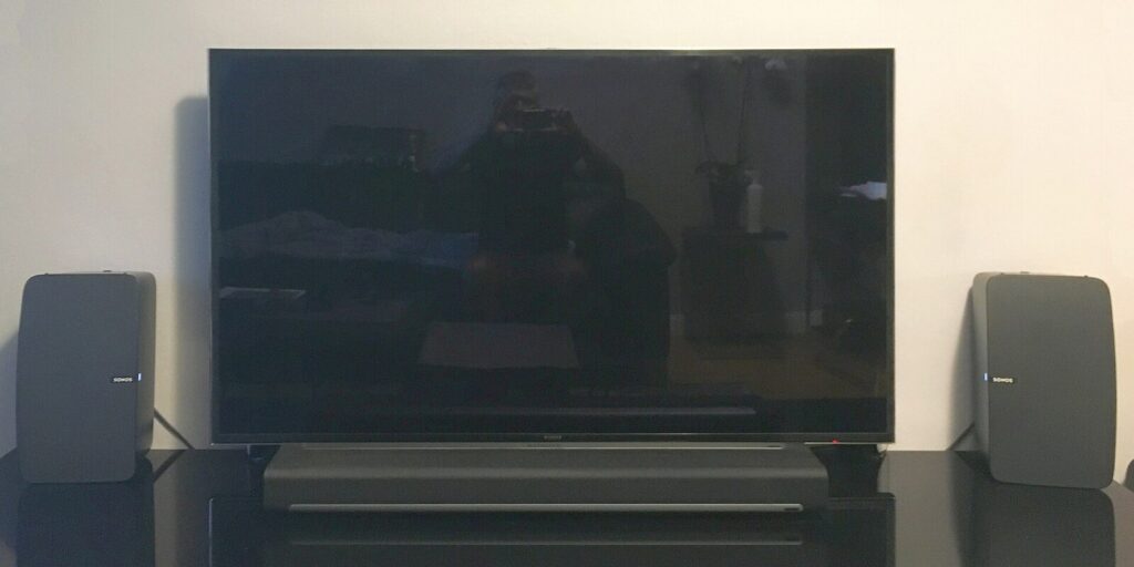 Altavoz inteligente inalámbrico de Sonos instalado en una sala de estar