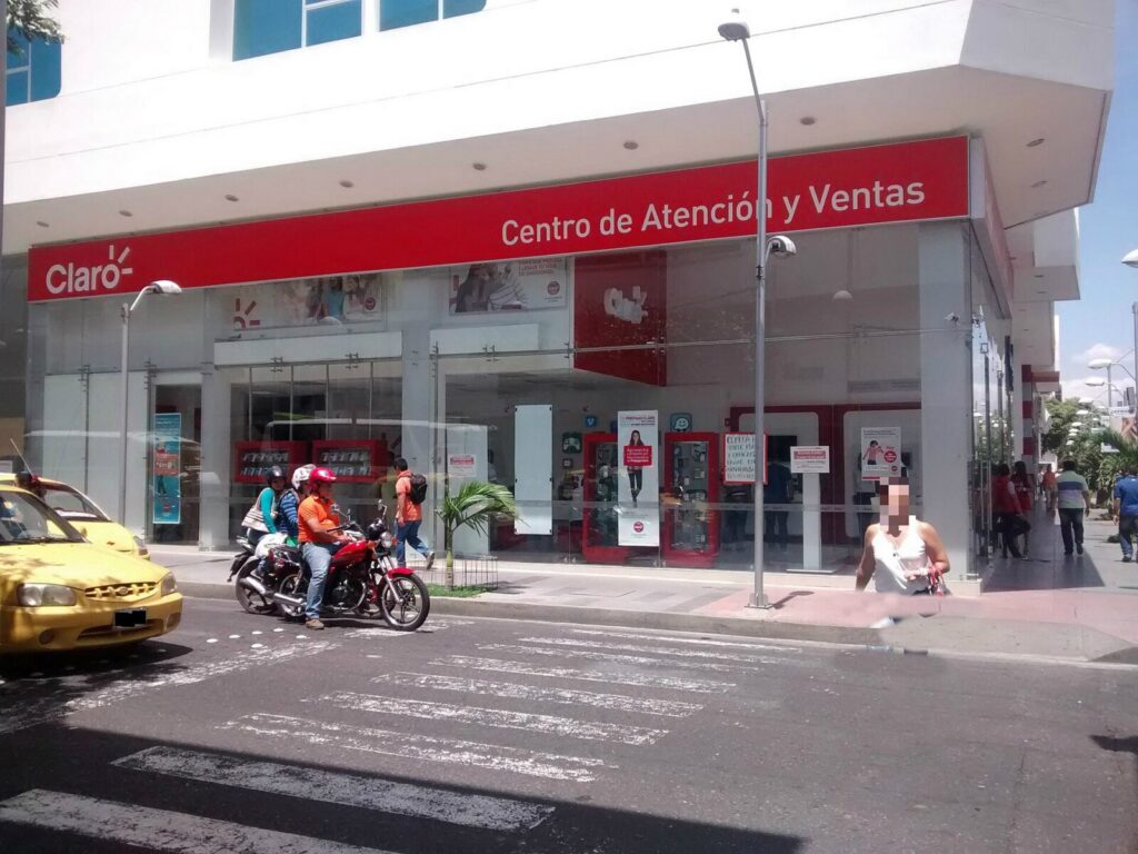 Antena de telecomunicaciones instalada en una ciudad como representación de la expansión de las redes 5G