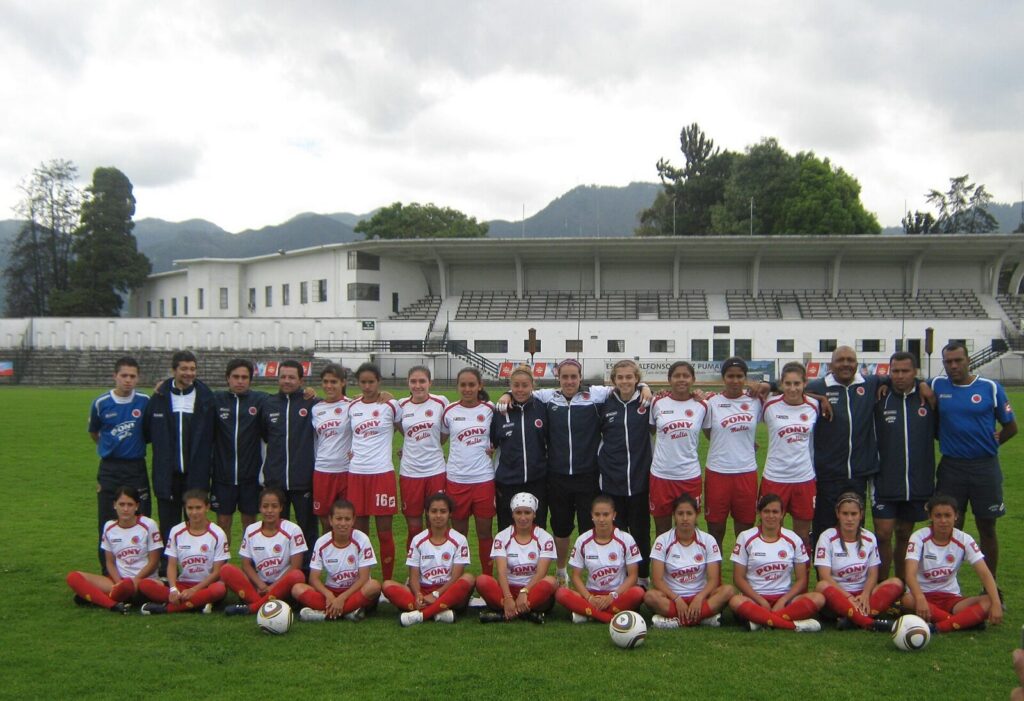 Partido de fútbol femenino en un estadio, escenario del Mundial Femenino Sub-20 que disputa Colombia en Polonia.