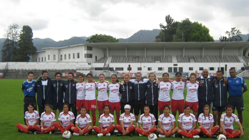 Partido de fútbol femenino en un estadio, escenario del Mundial Femenino Sub-20 que disputa Colombia en Polonia.