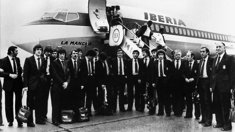 Jugadores de la selección de fútbol de Italia en acción durante un partido internacional