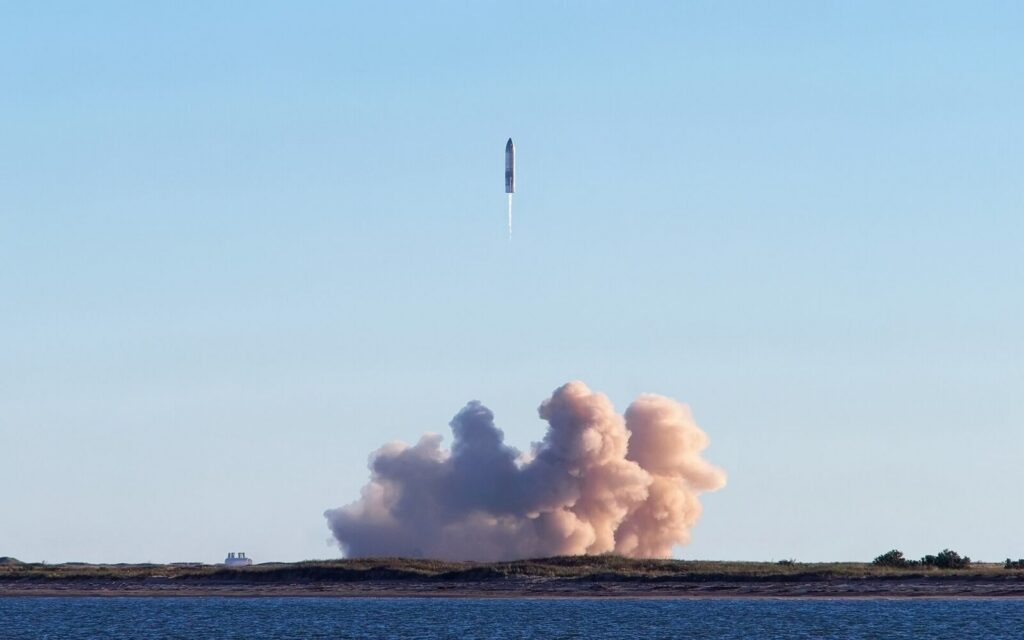La nave Starship de SpaceX despegando durante una prueba de vuelo espacial
