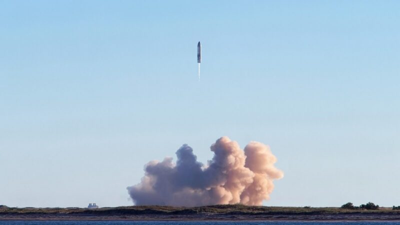 La nave Starship de SpaceX despegando durante una prueba de vuelo espacial