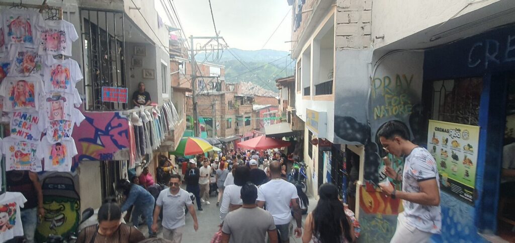 Vista de la ciudad de Medellín con edificios y las montañas que la rodean