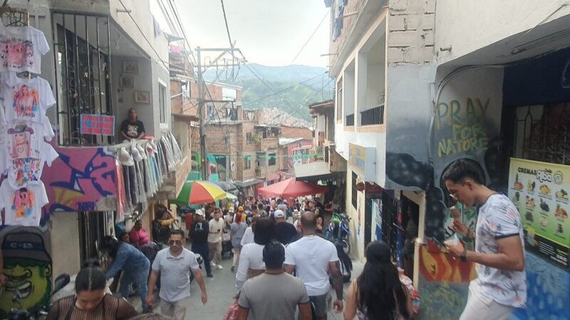 Vista de la ciudad de Medellín con su paisaje urbano y montañas de fondo