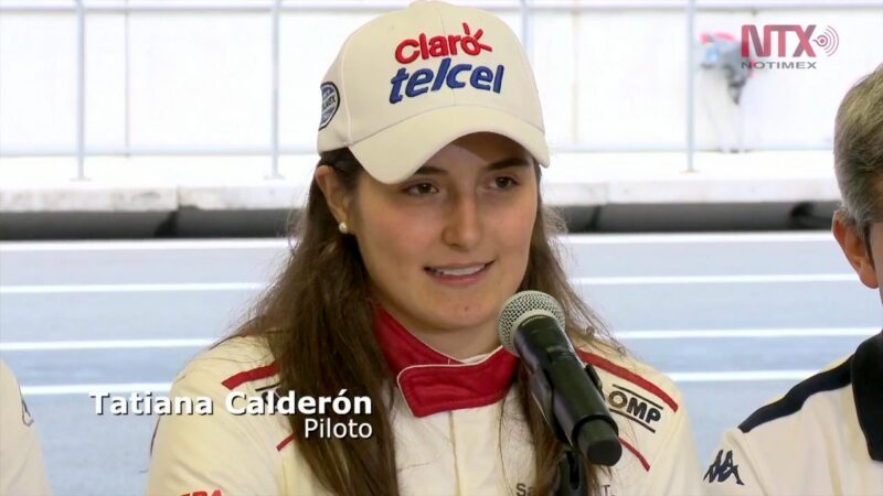 La piloto colombiana Tatiana Calderón compite en una carrera de automovilismo en circuito
