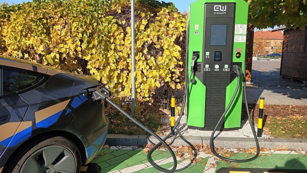 Vehículo eléctrico de Tesla asociado a las oportunidades de inversión y crecimiento de la movilidad eléctrica en Colombia